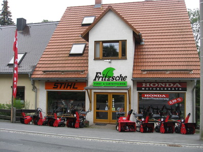 Ladeneingang mit Honda Schneefräsen